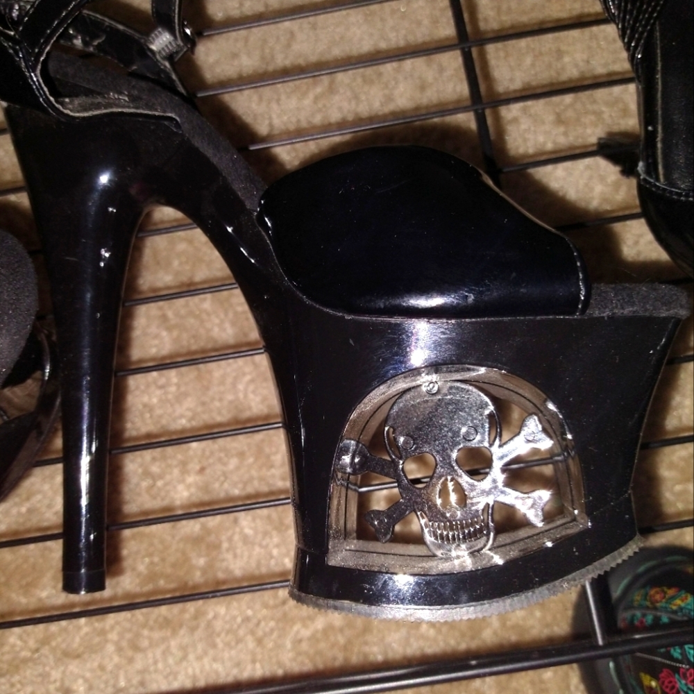Yandy Teaser Skull Peep Platform Heels Sz 6